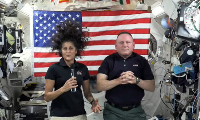 Dragon на SpaceX се приземи и астронавтите, блокирани от месеци в космоса, се завърнаха у дома