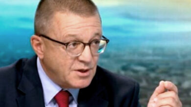 Президентът абдикира като главнокомандващ
