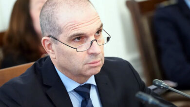 Караджов към Николоски: „Приказки за лека нощ“ по Коридор 8 – влакът чака в Гюешево