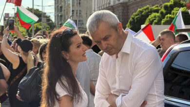 Протест срещу еврото: Костадинов, Гайтанджиева и палатковият "Град на лева" в София