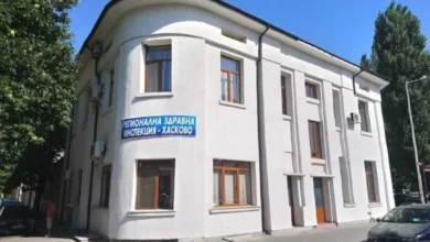Безплатни изследвания за хепатит B и С ще се проведат в Хасково и Харманли, съобщиxа от РЗИ. Кампанията е за Световния ден за борба със заболяването – 28 юли, съобщават от РЗИ. Тестове за доказване на повърхностен антиген на хепатит В вируса и на антитела срещу хепатит С вируса ще се правят от 21 до 28 юли от 9 до 15.30 ч. в микробиологичната лаборатория на РЗИ на площад "Общински" №2 в Хасково до сградата на кметството. 15.07.25 г., 10:46 От РЗИ ще изследват безплатно за хепатит в Хасково и Харманл... https://www.marica.bg/region/haskovo/ot-rzi-shte-izsledvat-bezplatno-za-hepatit-v-haskovo-i-harmanli 1/5 рзи изследват безплатно хепатит хасково харманли юли На 23 юли мобилният кабинет на здравната инспекция ще е в Харманли за безплатно изследване за вирусни хепатити В и С с бързи имунохроматографски тестове. От 9.30 до 12 ч. екипът ще е в квартал "Хаджи Яневото герме", а от 12.30 до 15 ч. в кв. "Маламар дере". На 28 юли от 10 до 15 ч. мобилният кабинет на здравната инспекция ще извършва безплатно изследване за вирусни хепатити В и С с бързи имунохроматографски тестове на площад "Свобода" в Хасково. Изследванията за доказване на повърхностния антиген на хепатит В вируса и на антитела срещу хепатит С вируса се извършват в рамките на 15 – 20 минути с помощта на бързи имунохроматографски тестове. Всеки желаещ може да се изследва. Всяка година на 28 юли Световната здравна организация отбелязва Световния ден за борба с хепатита. Тазгодишното мото на кампанията за борба с хепатита, избрано от СЗО е "Да го разбием! Запознай се с фактите. Тествай се!". С него за пореден път се поставя акцент върху неотложността на действията и усилията, необходими за премахване на хепатита като заплаха за общественото здраве до 2030 г. Всяка минута двама души в света умират от чернодробни заболявания, свързани с хепатит, за което е необходимо да се повиши осведомеността на обществото за риска от заболяване и свързаните с него чернодробни усложнения и рак