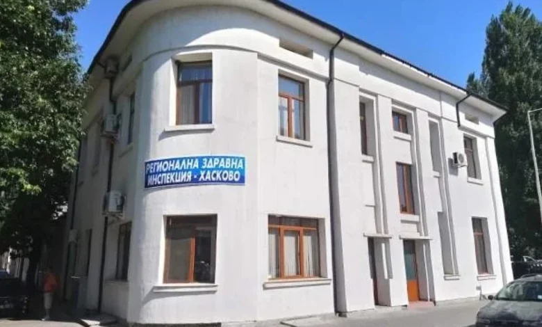 Безплатни изследвания за хепатит B и С ще се проведат в Хасково и Харманли, съобщиxа от РЗИ. Кампанията е за Световния ден за борба със заболяването – 28 юли, съобщават от РЗИ. Тестове за доказване на повърхностен антиген на хепатит В вируса и на антитела срещу хепатит С вируса ще се правят от 21 до 28 юли от 9 до 15.30 ч. в микробиологичната лаборатория на РЗИ на площад "Общински" №2 в Хасково до сградата на кметството. 15.07.25 г., 10:46 От РЗИ ще изследват безплатно за хепатит в Хасково и Харманл... https://www.marica.bg/region/haskovo/ot-rzi-shte-izsledvat-bezplatno-za-hepatit-v-haskovo-i-harmanli 1/5 рзи изследват безплатно хепатит хасково харманли юли На 23 юли мобилният кабинет на здравната инспекция ще е в Харманли за безплатно изследване за вирусни хепатити В и С с бързи имунохроматографски тестове. От 9.30 до 12 ч. екипът ще е в квартал "Хаджи Яневото герме", а от 12.30 до 15 ч. в кв. "Маламар дере". На 28 юли от 10 до 15 ч. мобилният кабинет на здравната инспекция ще извършва безплатно изследване за вирусни хепатити В и С с бързи имунохроматографски тестове на площад "Свобода" в Хасково. Изследванията за доказване на повърхностния антиген на хепатит В вируса и на антитела срещу хепатит С вируса се извършват в рамките на 15 – 20 минути с помощта на бързи имунохроматографски тестове. Всеки желаещ може да се изследва. Всяка година на 28 юли Световната здравна организация отбелязва Световния ден за борба с хепатита. Тазгодишното мото на кампанията за борба с хепатита, избрано от СЗО е "Да го разбием! Запознай се с фактите. Тествай се!". С него за пореден път се поставя акцент върху неотложността на действията и усилията, необходими за премахване на хепатита като заплаха за общественото здраве до 2030 г. Всяка минута двама души в света умират от чернодробни заболявания, свързани с хепатит, за което е необходимо да се повиши осведомеността на обществото за риска от заболяване и свързаните с него чернодробни усложнения и рак