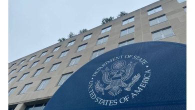 Според доклада на Държавния департамент на САЩ за 2024 г., ситуацията с правата на човека в България не се е променила значително, като безнаказаността остава сериозен проблем. Докладът посочва достоверни съобщения за незаконни убийства, изтезания и нечовешко отношение, включително случаи на полицейско насилие и лоши условия в психиатрични болници. В сферата на свободата на словото и медийния плурализъм се отбелязва, че въпреки законовите гаранции, медиите са подложени на корпоративен и политически натиск, а журналисти са обект на тормоз и съдебни дела. Докладът цитира и тревожни данни за нарастващ антисемитизъм и реч на омразата в социалните медии, както и случаи на политически натиск върху медиите. Относно трудовите права, се подчертава, че въпреки законовите норми, синдикатите съобщават за тормоз от работодатели, а правилата за безопасност и заплащане често се нарушават, особено в неформалния сектор. Докладът обхваща и теми като ранни бракове в ромските общности и третирането на мигранти, посочвайки, че въпреки сътрудничеството с международни организации, се наблюдават практики по връщане на мигранти.