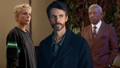 2025 година вече ни донесе поредица от брилянтни сериали, които не просто забавляват, а и докосват, шокират и променят. Сред най-добрите са криминалният «Отдел Q», интимната минипоредица «Смърт за секс», драмата за скритата любов «Мистър Ловърман», нетипичната романтична комедия «Твърде много» и трилърът «Кодът на мълчанието» с глуха героиня в главната роля. От Netflix до BBC, това са сериали, които ще помниш дълго. Време е за стрийминг! Nай-добрите сериали на 2025 г. включва още пет впечатляващи заглавия. «Репетицията» на Нейтън Фийлдър шокира с новата си тема – авиационна симулация. «Етуал» разкрива блясъка и драмата на балета между Париж и Ню Йорк. Британският ситком «Такива смели момичета» не пести нито болка, нито смях. «Студиото» осмива киноиндустрията с брилянтен хумор, а третият сезон на «Белият лотос» се оказва най-мрачен, но и най-смислен досега. Гарантирано незабравимо гледане.