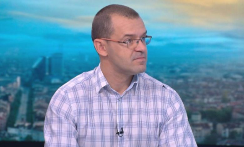Статията разглежда проблема с недостига на бензин в България и Европа, като посочва като основна причина липсата на биоетанол. От 2025 г. в България е задължително бензинът да съдържа 10% биоетанол (Е10), което удвоява нуждите на страната. Този дефицит се дължи на комбинация от фактори, включително строгите регулации на ЕС за устойчивост на биогоривата, слабите реколти на царевица в Югоизточна Европа и тесните места във веригата на доставки, свързани с новата европейска база UDB. Текстът подчертава, че вносът от големи производители като САЩ и Бразилия е затруднен поради мита, строгите критерии за сертифициране и високите логистични разходи. Посочва се, че масовото използване на зърно за гориво има негативни последици, като изместване на производството на храни, повишаване на цените и риск от продоволствени кризи. Освен това се поставя под въпрос екологичната полза на първото поколение биоетанол, като се подчертава ниската енергийна възвръщаемост на европейското производство. Казусът се описва като «регулаторна блокада», породена от бюрократични климатични и енергийни политики, които не отчитат реалностите. В заключение се цитира предупреждение на Българската петролна и газова асоциация от октомври 2024 г. за потенциалния недостиг, което показва, че проблемът е бил предвиден.
