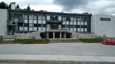 Смолян отново ще бъде домакин на традиционния турнир по вдигане на тежести в памет на българския щангист Величко Чолаков. Тази година състезанието ще се проведе на 5 септември в Спортна зала "Величко Чолаков“, като началото е е от 14:00 часа. Очаква се в надппреварата да се включат около 60 щангисти, представители на клубове от различни краища на страната. Сред заявените участници са състезатели от ЦСКА, НСА, Пазарджик, Сопот, Карлово, Асеновград, Хасково, Варна, Русе, както и домакините от Смолян. Състезанието ще обхване мъже и жени в различни възрастови групи. Турнирът е традиционен и всяка година събира хора, които са били близки до Величко Чолаков и до неговия спортен път. Очаква се в Смолян да пристигнат бивши съотборници на Чолаков от националния отбор и от родния му клуб, треньори, приятели и роднини. По традиция проявата е повод за среща между поколенията, свързани с един от най-успешните тежкоатлети, родени в Родопите. Подобни гости са присъствали и на предишните издания на паметния турнир. За организацията и провеждането на турнира отново има роля личният треньор на Величко Чолаков Костадин Грозданов, който през годините неизменно поддържа паметта за своя възпитаник и традицията на състезанието. Величко Чолаков е роден на 12 януари 1982 г. в Смолян. Той се превръща в едно от големите имена на българските щанги и оставя трайна следа в историята на родния си град. Най-големият му олимпийски успех идва на Игрите в Атина през 2004 г., където печели бронзов медал в категория над 105 кг. Чолаков е единственият български щангист, спечелил олимпийски медал в най-тежката категория. В кариерата си той има и значими успехи от световни и европейски първенства. През 2003 г. печели сребърен медал от Световното първенство във Ванкувър, а през 2004 г. става европейски шампион в Киев. Още като млад състезател Чолаков печели световна и европейска титла при младежите. След края на активната си състезателна кариера Чолаков остава отдаден на щангите и работи с млади състезатели в Смолян. Той си отива от този свят на 20 август 2017 г., едва на 35 години, в родния си град.